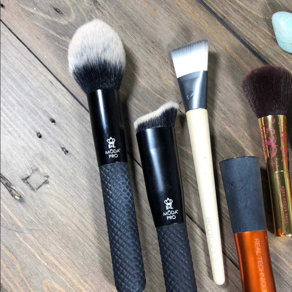 Assorted Makeup Brushes - Picture 3 of 7